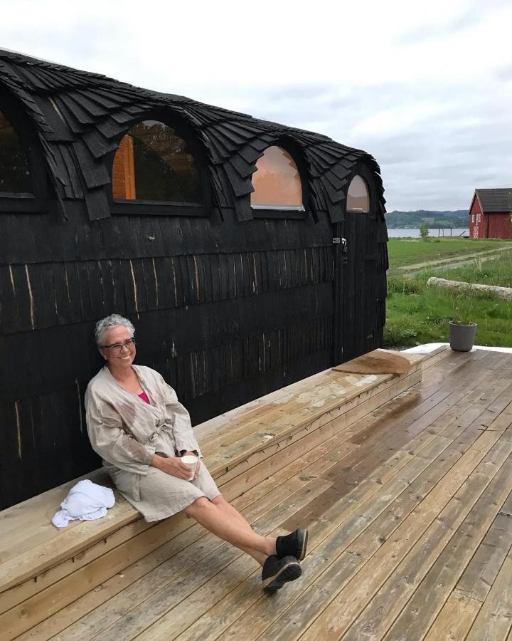 Saga, Et Unikt, Sjarmerende Badehotell Med Fa Rom, Sauna Og Badebrygge - Inderoy Straumen  المظهر الخارجي الصورة