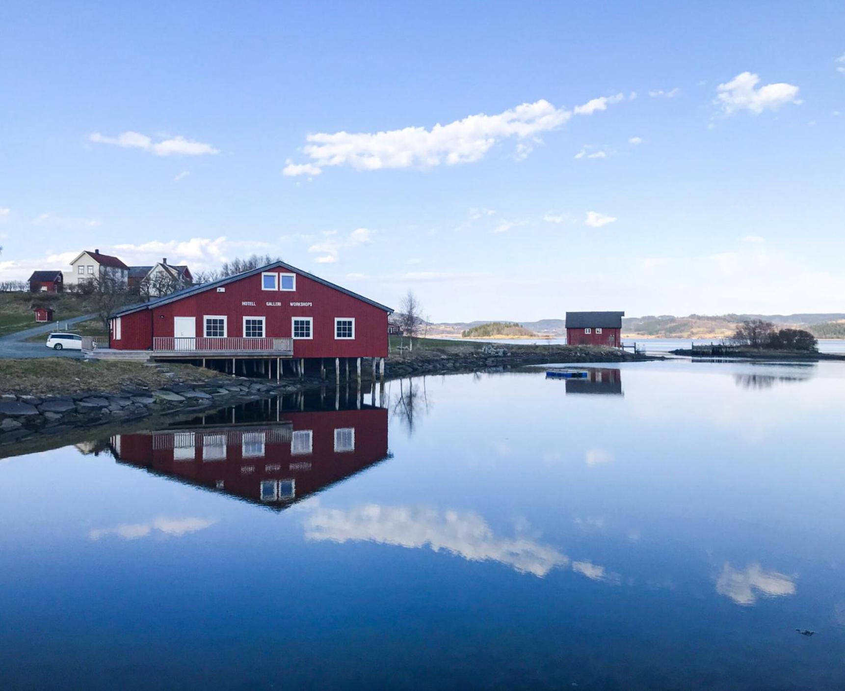 Saga, Et Unikt, Sjarmerende Badehotell Med Fa Rom, Sauna Og Badebrygge - Inderoy Straumen  المظهر الخارجي الصورة