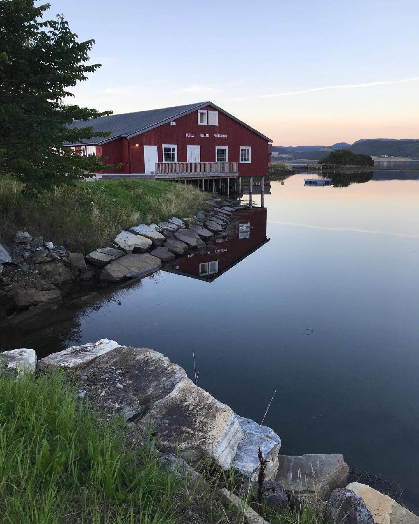 Saga, Et Unikt, Sjarmerende Badehotell Med Fa Rom, Sauna Og Badebrygge - Inderoy Straumen  المظهر الخارجي الصورة