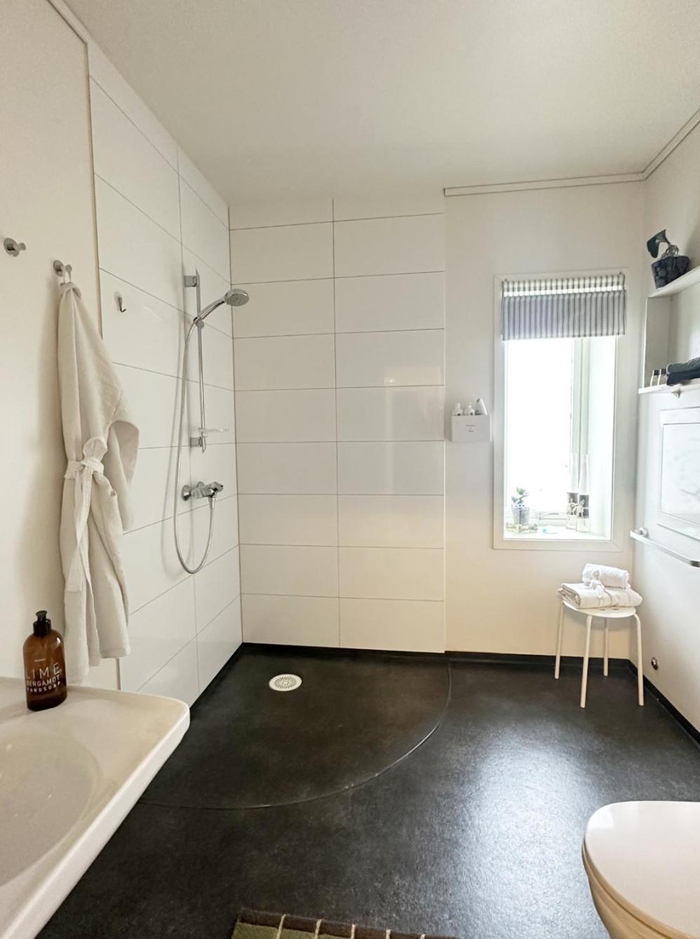 Saga, Et Unikt, Sjarmerende Badehotell Med Fa Rom, Sauna Og Badebrygge - Inderoy Straumen  المظهر الخارجي الصورة