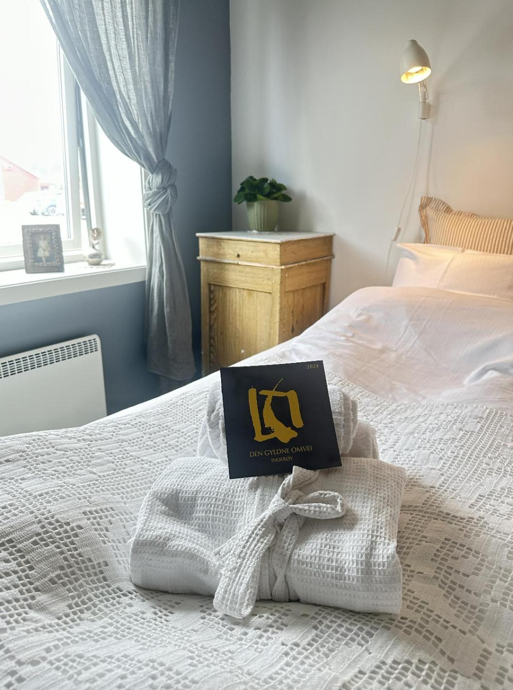Saga, Et Unikt, Sjarmerende Badehotell Med Fa Rom, Sauna Og Badebrygge - Inderoy Straumen  المظهر الخارجي الصورة
