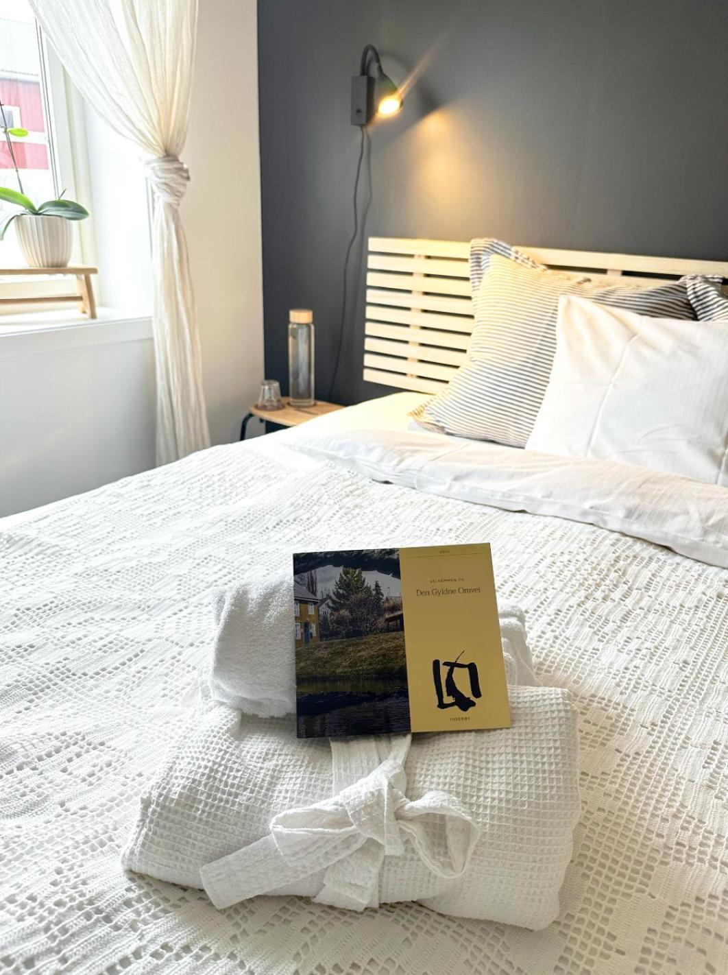 Saga, Et Unikt, Sjarmerende Badehotell Med Fa Rom, Sauna Og Badebrygge - Inderoy Straumen  المظهر الخارجي الصورة