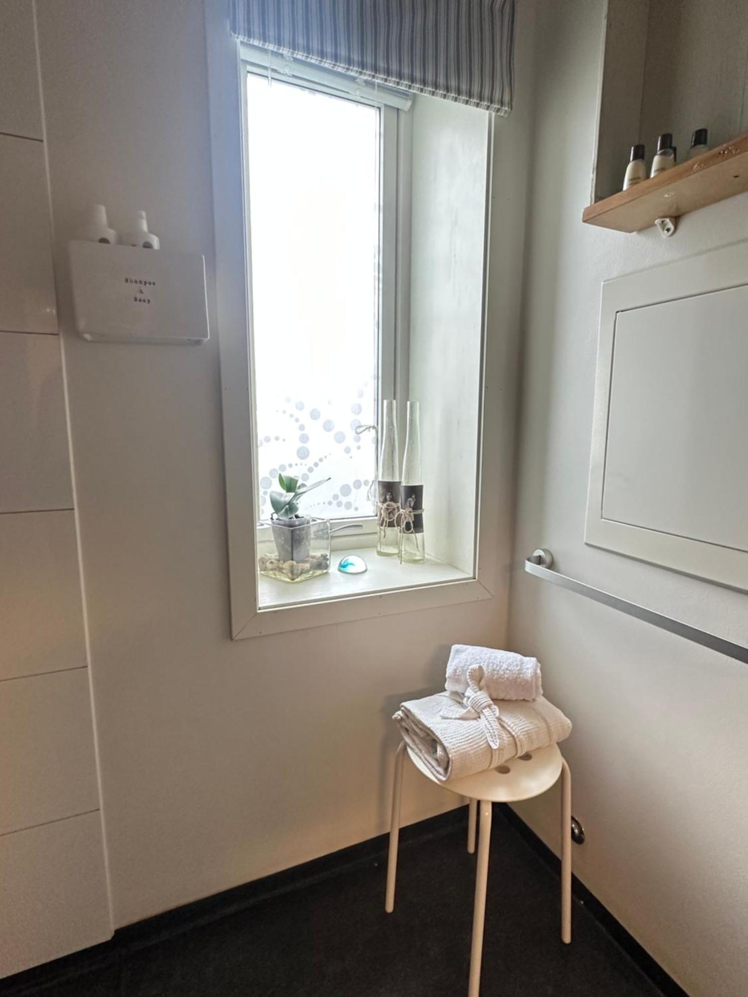 Saga, Et Unikt, Sjarmerende Badehotell Med Fa Rom, Sauna Og Badebrygge - Inderoy Straumen  المظهر الخارجي الصورة