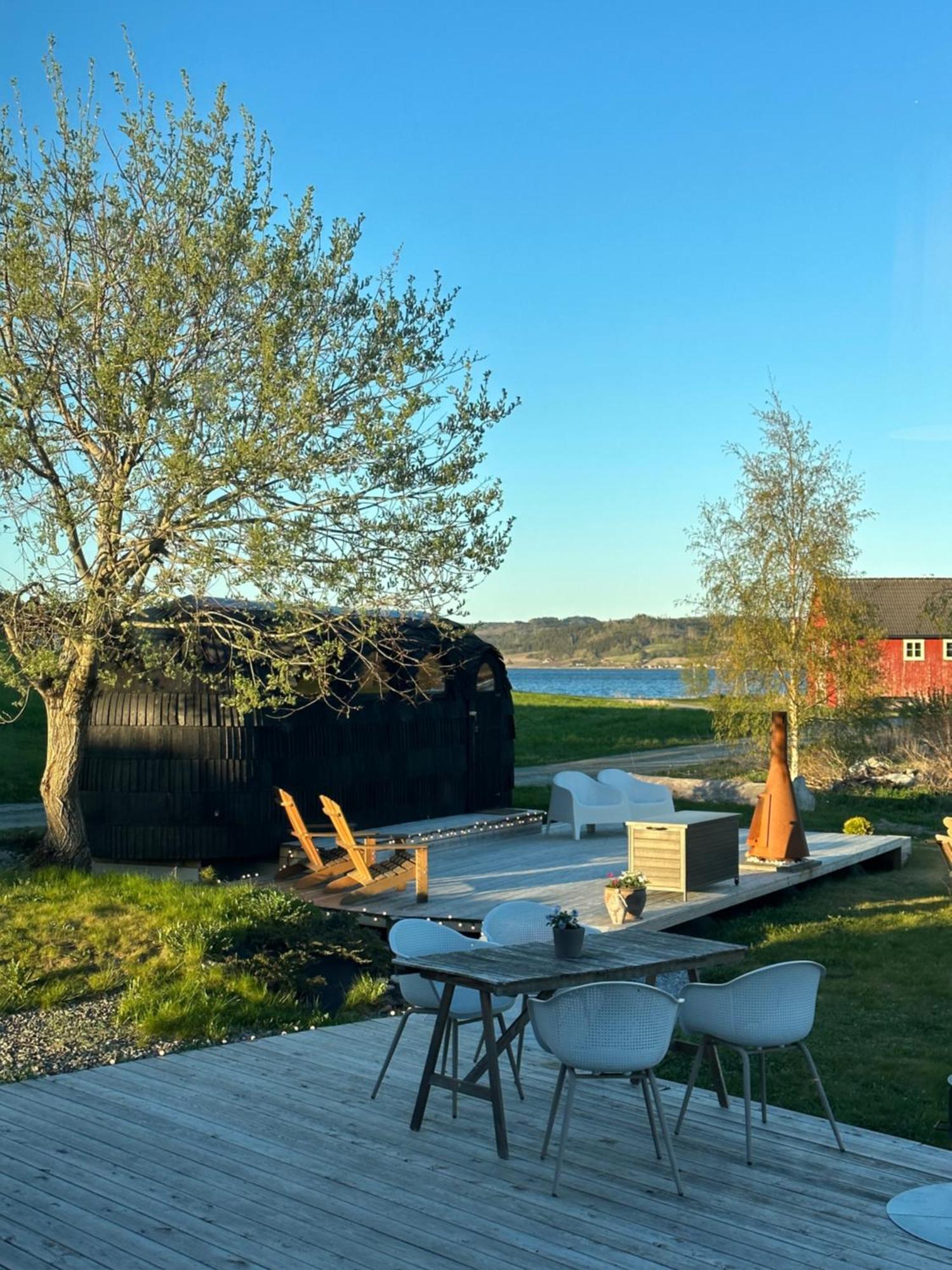 Saga, Et Unikt, Sjarmerende Badehotell Med Fa Rom, Sauna Og Badebrygge - Inderoy Straumen  المظهر الخارجي الصورة