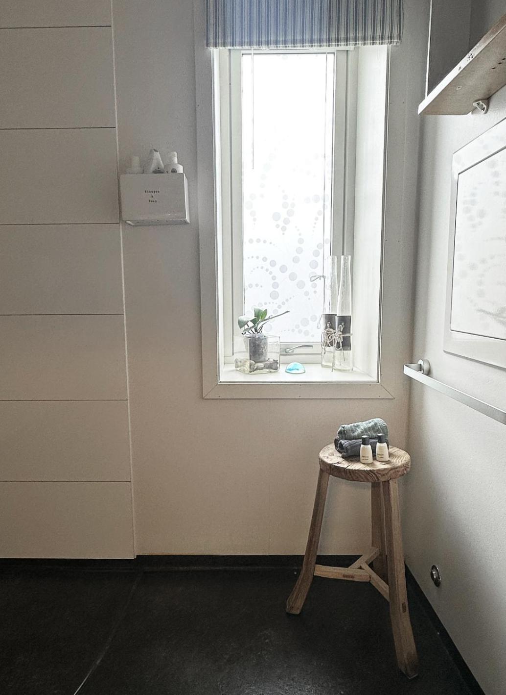 Saga, Et Unikt, Sjarmerende Badehotell Med Fa Rom, Sauna Og Badebrygge - Inderoy Straumen  المظهر الخارجي الصورة